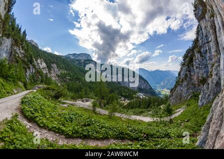 Blick vom Ausgang der Mammuthöhle auf die Krippenstein-/Dachsteinberge - Weitwinkel, Panoramaaufnahme Stockfoto