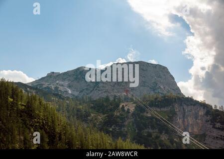 Blick vom Ausgang der Mammuthöhle auf die Krippenstein-/Dachsteinberge - Weitwinkel, Panoramaaufnahme Stockfoto