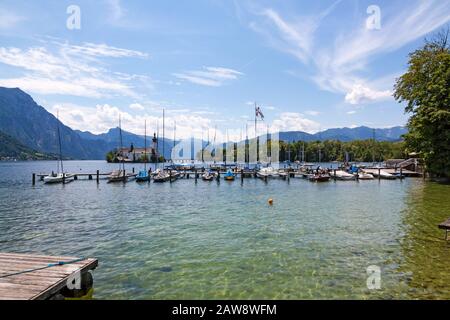 Traunsee in Gmunden, Schloss Ort im Hintergrund Stockfoto