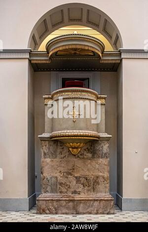 Kopenhagen, Dänemark. Muttergotteskirche vor Frue Kirke Interior. Kanzel im neoklassizistischen Stil Stockfoto