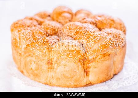 Nahaufnahme von Brot mit Sesam auf dem Tisch. Stockfoto