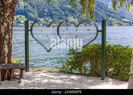 Herzförmige Gitter für Schleusen - Hochzeitstag, Ehe, Liebeseid auf Schloss Ort, Traunsee in Gmunden, Österreich Stockfoto