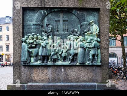 Das Reformationsdenkmal zur Reformation Dänemarks von Bildhauer Max Andersen & Architekt Harald Lønborg-Jense am Bispetorv in Kopenhagen, Dänemark. Stockfoto