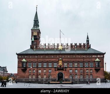 Rathaus Von Kopenhagen. Verzierter Roter Ziegelbau und Turm im nationalen Romantischen Stil des Architekten Martin Nyrop. Erbaut 1892-1905 auf Rådhusplads Stockfoto