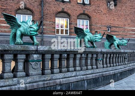 Rathaus Von Kopenhagen. Drei Drachenspeier bewachen das von Architekt Martin Nyrop entworfene Gebäude. Erbaut 1892-1905 auf Rådhusplads Stockfoto