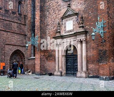 Helligaandskirken, Die Heilig-Geist-Kirche. Die Lutherische Pfarrkirche ist eine der ältesten Kirchen in Kopenhagen, Dänemark, Außenansicht & Eingang Stockfoto