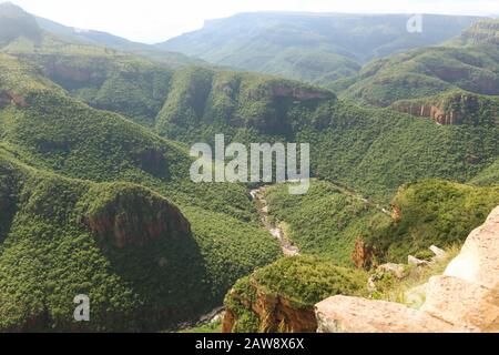 Grüne Berge an einem sonnigen Tag im iSimangaliso Wetland Park Stockfoto