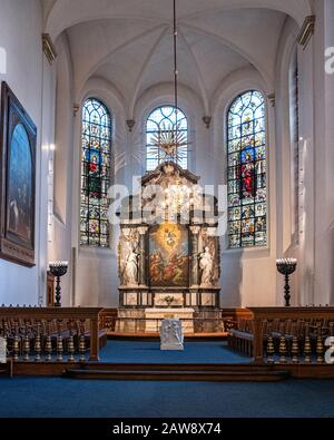 Helligaandskirken, Die Heilig-Geist-Kirche. Die Lutherische Pfarrkirche ist eine der ältesten Kirchen in Kopenhagen, Dänemark. Innenraum und Altar Stockfoto