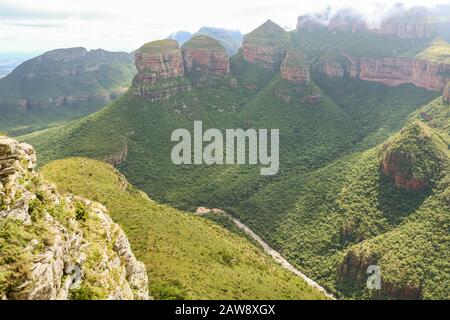 Grüne Berge an einem sonnigen Tag im iSimangaliso Wetland Park Stockfoto