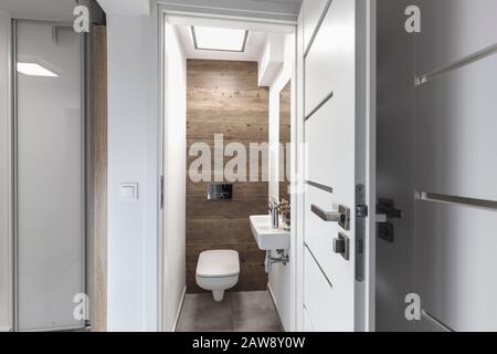 Eleganz und gemütliches Badezimmer Ihrer Träume. Echte Inneneinrichtung, kleines Bad mit Wanne, Waschbecken und toilettenschüssel Stockfoto