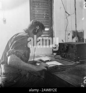 [Funkbetreiber, der an der Versendung einer Morse-Nachricht arbeitet] Datum: 01.01.1947 Standort: Indonesien Niederländische Ostindien Stockfoto