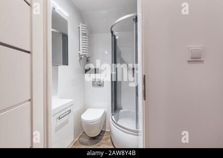 Eleganz und gemütliches Badezimmer Ihrer Träume. Echte Inneneinrichtung, kleines Bad mit Wanne, Waschbecken und toilettenschüssel Stockfoto