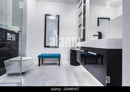 Eleganz und gemütliches Badezimmer Ihrer Träume. Echte Inneneinrichtung, kleines Bad mit Wanne, Waschbecken und toilettenschüssel Stockfoto