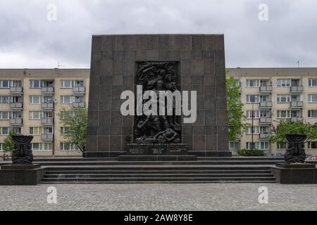 Die westliche Seite des Denkmals zum Denkmal der Gedenkstätte für den Aufstand der Ghetto-Helden im Warschauer Ghetto Stockfoto
