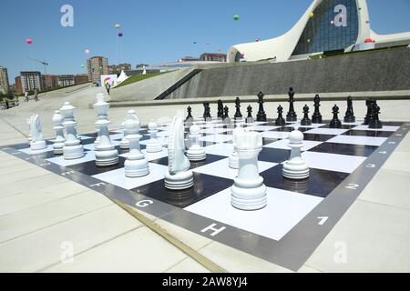 Riesenschach auf dem Brett auf dem Boden. Textur, Hintergrund. Hintergrund. Großes Schach im Park. Großes Schachspiel auf dem Boden im Park. Groß Stockfoto