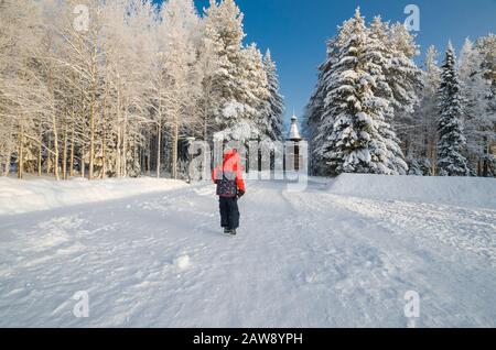 Kleinkind im verschneiten Wald. Abenteuer, ein Spaziergang im Winterpark Stockfoto