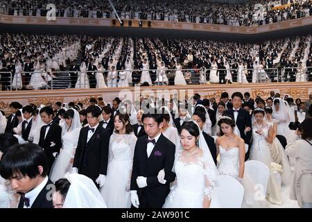 Gapyeong, Südkorea. Februar 2020. Neu verheiratete 6000 Paare beten während der Blessing-Zeremonie des Familienbundes für Weltfrieden und Vereinheitlichung im CheongShim Peace World Center in Gapyeong, Südkorea, am Freitag, 7. Februar 2020. Foto von Keizo Mori/UPI Credit: UPI/Alamy Live News Stockfoto