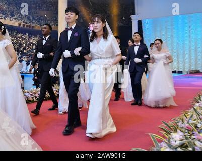 Gapyeong, Südkorea. Februar 2020. Frisch verheiratete Paare gehen während der Blessing-Zeremonie des Familienbundes für Weltfrieden und Vereinheitlichung im CheongShim Peace World Center in Gapyeong, Südkorea, am Freitag, 7. Februar 2020. Foto von Keizo Mori/UPI Credit: UPI/Alamy Live News Stockfoto