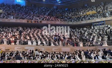 Gapyeong, Südkorea. Februar 2020. Neu verheiratete 6000 Paare nehmen am Freitag, den 7. Februar 2020, an der Blessing-Zeremonie des Familienbundes für Weltfrieden und Vereinheitlichung im Cheongshim Peace World Centre in Gapyeong, Südkorea Teil. Foto von Keizo Mori/UPI Credit: UPI/Alamy Live News Stockfoto