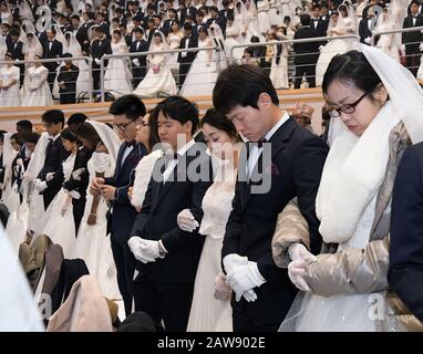 Gapyeong, Südkorea. Februar 2020. Neu verheiratete 6000 Paare beten während der Blessing-Zeremonie des Familienbundes für Weltfrieden und Vereinheitlichung im CheongShim Peace World Center in Gapyeong, Südkorea, am Freitag, 7. Februar 2020. Foto von Keizo Mori/UPI Credit: UPI/Alamy Live News Stockfoto