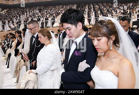 Gapyeong, Südkorea. Februar 2020. Neu verheiratete 6000 Paare beten während der Blessing-Zeremonie des Familienbundes für Weltfrieden und Vereinheitlichung im CheongShim Peace World Center in Gapyeong, Südkorea, am Freitag, 7. Februar 2020. Foto von Keizo Mori/UPI Credit: UPI/Alamy Live News Stockfoto