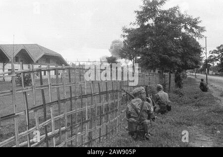 Eintritt und Vormarsch zum Yogya vom 1. Bis 15. Infanterieregiment [An der Seite der Straße und gegen einen Bambuszaun sitzen niederländische Soldaten] [ca. 4 km von Yogyakarta] Datum: 19. Dezember 1948 Ort: Indonesien Niederländische Ostindien Stockfoto