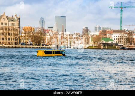 Attraktion in Rotterdam, ein amphibisches Fahrzeug im Fluss "de Maas", das auf der Straße fahren und wie ein Boot mit dem Aussehen eines Busses oder eines Busses segeln kann Stockfoto