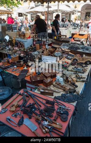 Nizza, Frankreich - 16. Mai 2015: Wöchentlicher Flohmarkt auf Dem Place garibaldi in der Stadt Nizza, Südfrankreich Stockfoto