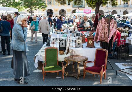 Nizza, Frankreich - 16. Mai 2015: Wöchentlicher Flohmarkt auf Dem Place garibaldi in der Stadt Nizza, Südfrankreich Stockfoto