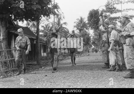 Aktion 4-4 Battalion Hunters in Magetan, East Java Operation Clean Ship. Pow republikanische Kämpfer haben Anmerkungen entladen: DJK Datum: 29. März 1949 Standort: Indonesien, Java, Niederländisch-Ostindien Stockfoto