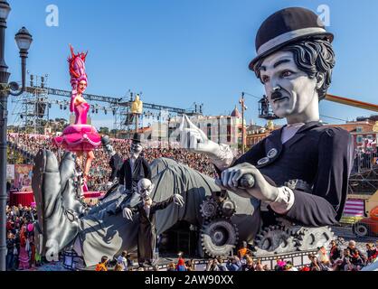 Nice, Cote d'Azur, Frankreich - 24. Februar 2019: Carnaval de Nice, Dieses Jahr Thema King of Cinema (ROI du Cinéma) - Nahaufnahme von Charlie Chaplin Float w Stockfoto