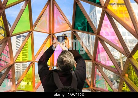 Coal Drops Yard, London, 07. Feb. 2020. Die Menschen genießen die farbenfrohen Reflexionen und Muster des kostenlosen Kunstwerks "Palmentempel" von Luke Jerram, inspiriert von Brunelleschis Kuppel der Kathedrale von Florenz. Die Lamellenkuppelstruktur ist bei strahlendem Sonnenschein besonders bunt. Es wurde von Sky Arts in Italien für die Präsentation auf dem Lewis Cubitt Square in der Nähe von King's Cross in Auftrag gegeben und wird bis zum 17. Februar 2020 in situ bleiben. Kredit: Imageplotter/Alamy Live News Stockfoto