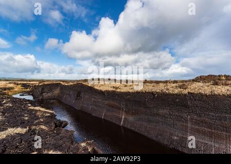 Querschnitt der kultivierten Torfmoor-Erdkrustenlandschaft im ländlichen Irland Stockfoto