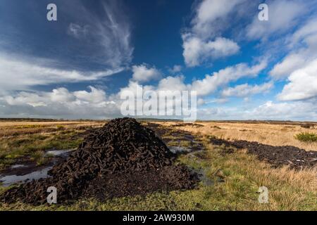 Gepflegte Torfmoorziegel zum Trocknen in ländlicher irischer Landschaft Stockfoto