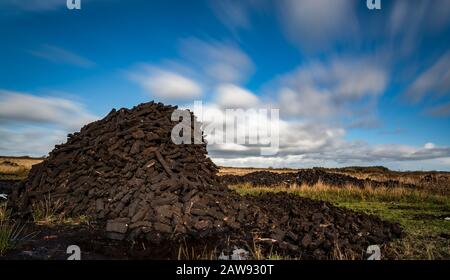 Gepflegte Torfmoorziegel zum Trocknen in ländlicher irischer Landschaft Stockfoto