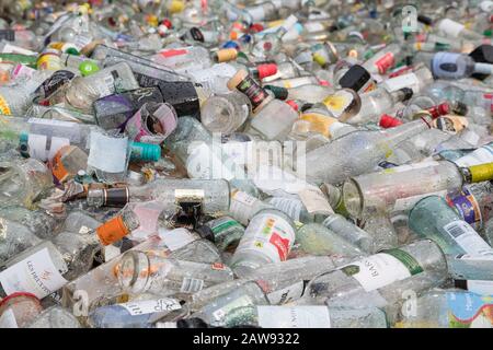 Tralee, Irland - 6. März 2019: Glasflaschen stapelten sich in einem Recyclingzentrum Stockfoto