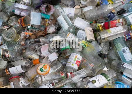 Tralee, Irland - 6. März 2019: Glasflaschen stapelten sich in einem Recyclingzentrum Stockfoto