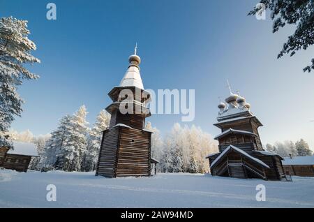 Holzglockenturm und Kirche im Malye Korely Vorstadtmuseum. Russland, Region Archangelsk, Bezirk Primorsky Stockfoto