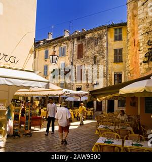 Old Quarter Vence, der Marktplatz mit Straßencafés und Bars in Vence, Cote D'Azur, Provence, Südfrankreich Stockfoto