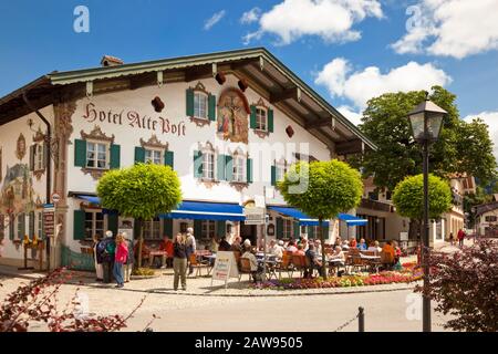 Oberammergauer Straßenszene mit Menschen in einem Straßencafé, Bayern, Deutschland im Sommer Stockfoto