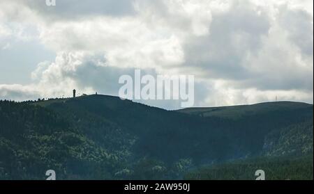 Berggipfel Feldberg mit Turm - Fernblick - schwarze Waldbäume umgeben Stockfoto