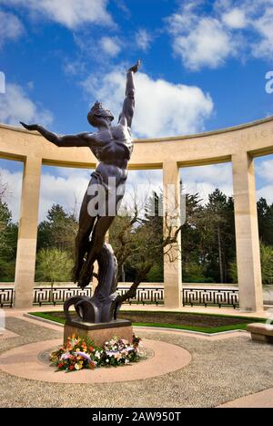 Kriegsdenkmal mit dem Geist der amerikanischen Jugendstatue, amerikanischer Militärfriedhof, Colleville Sur Mer, Normandie, Frankreich Stockfoto