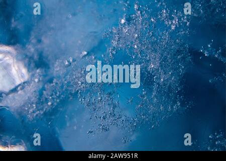 Eisgletscher LayersBlue. Blick ins Eisinnere des Gletschers. Stockfoto