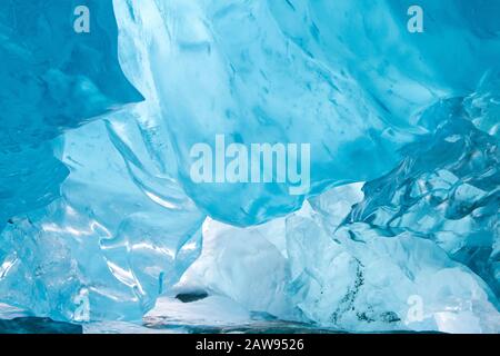 Blauer Eisgletscher. Blick ins Eisinnere des Gletschers. Stockfoto