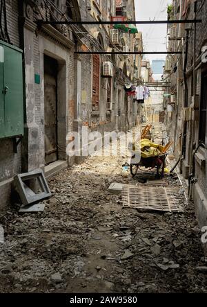 Bauarbeiten in enger Straße in Shanghais französischer Konzessionierung. Barrow inmitten von Trümmern stehend. Stockfoto