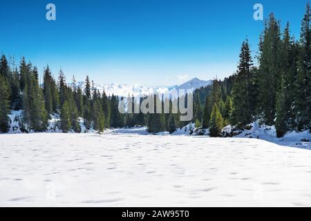 Schneelandschaft in den Bergen am Morgen Stockfoto