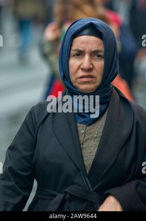 Istanbul: Eine muslimische Frau, die auf der Istiklal-Allee spazieren geht. Türkei Stockfoto