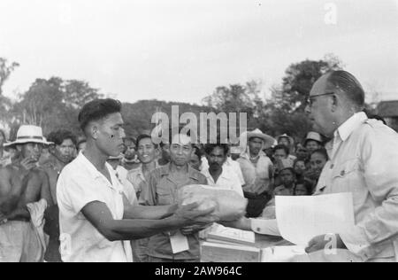 Slamatan und Sportfest zu Pendopo [SVPetroleum Me] [Sumatra] Pendopo: Für Pendopo in Palembang fand anlässlich des ersten Öls der Pendopovelden zur Raffinerie in Palembang statt. Nach den beliebten Spielen war Lord A.J. Schoof, der Personalchef der BITTE Me, Überreichte die Preise. Datum: 25.Oktober 1947 Ort: Indonesien Niederländische Ostindien Stockfoto