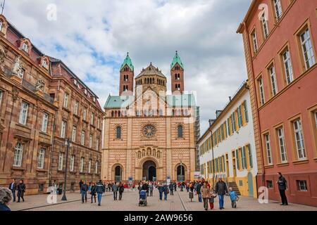 In Speyerer, Deutschland - 29. März 2009: Blick auf den Dom in Speyerer aus der Innenstadt Stockfoto