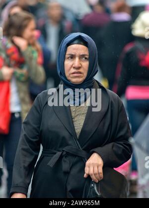 Istanbul: Eine muslimische Frau, die auf der Istiklal-Allee spazieren geht. Türkei Stockfoto